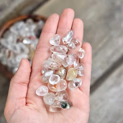 Bergkristall med inneslutningar, små trumlade