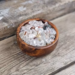 Bergkristall med inneslutningar, små trumlade