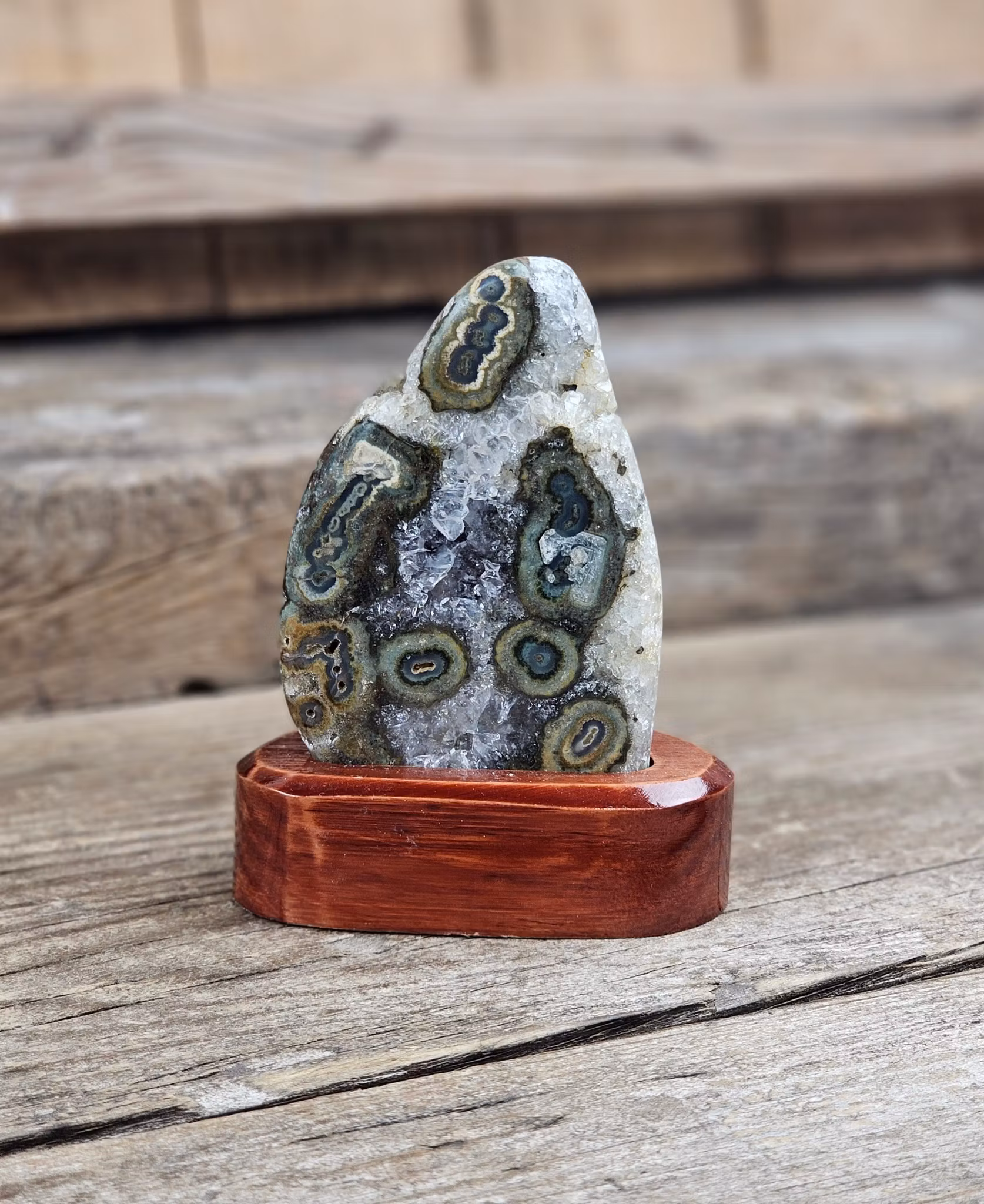 Agat, polerad kristall på ställning #1