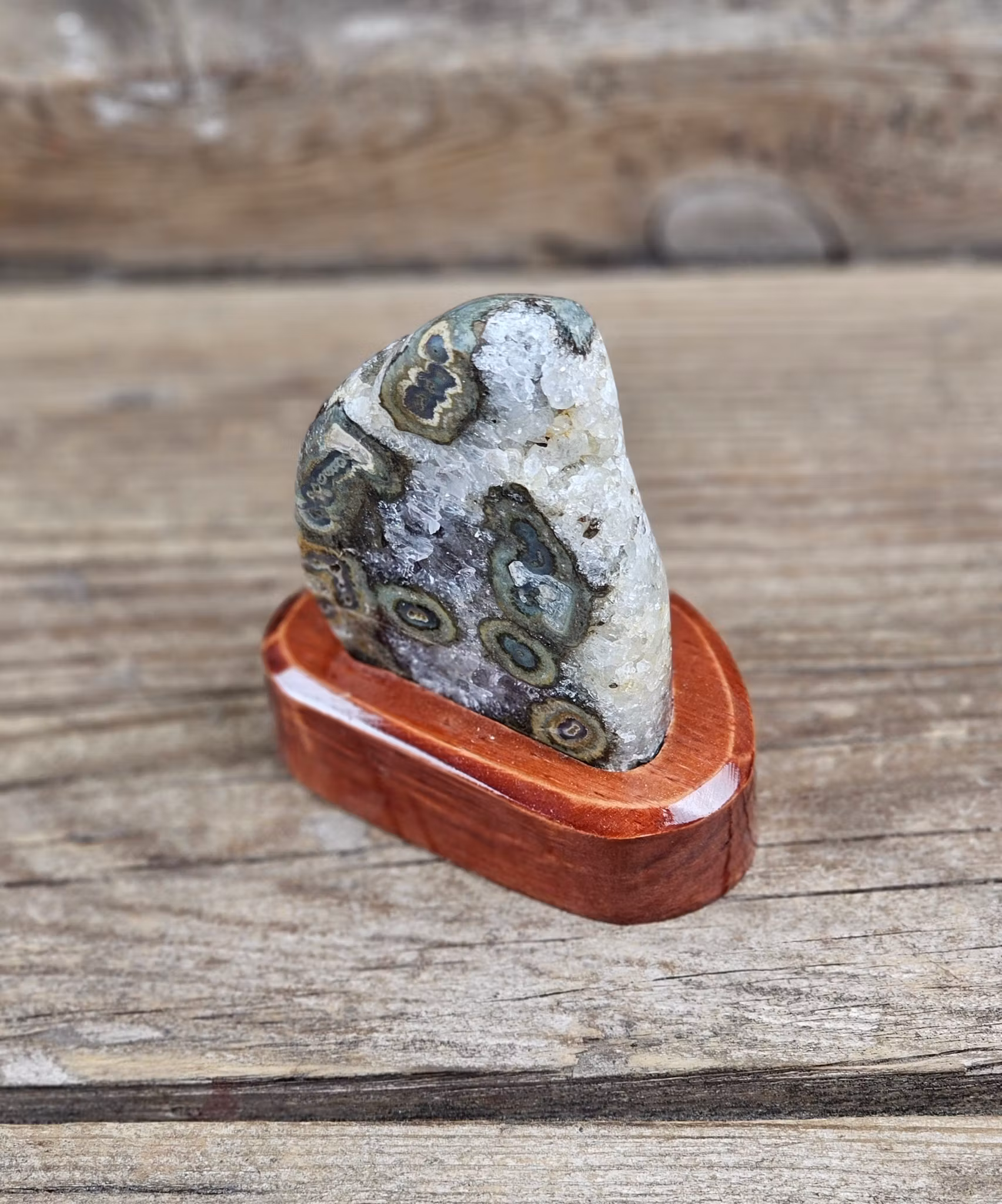 Agat, polerad kristall på ställning #1