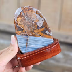 Agat, polerad kristall på ställning #3