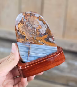 Agat, polerad kristall på ställning #3