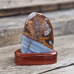 Agat, polerad kristall på ställning #3