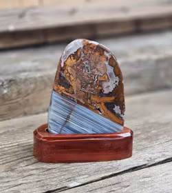 Agat, polerad kristall på ställning #3