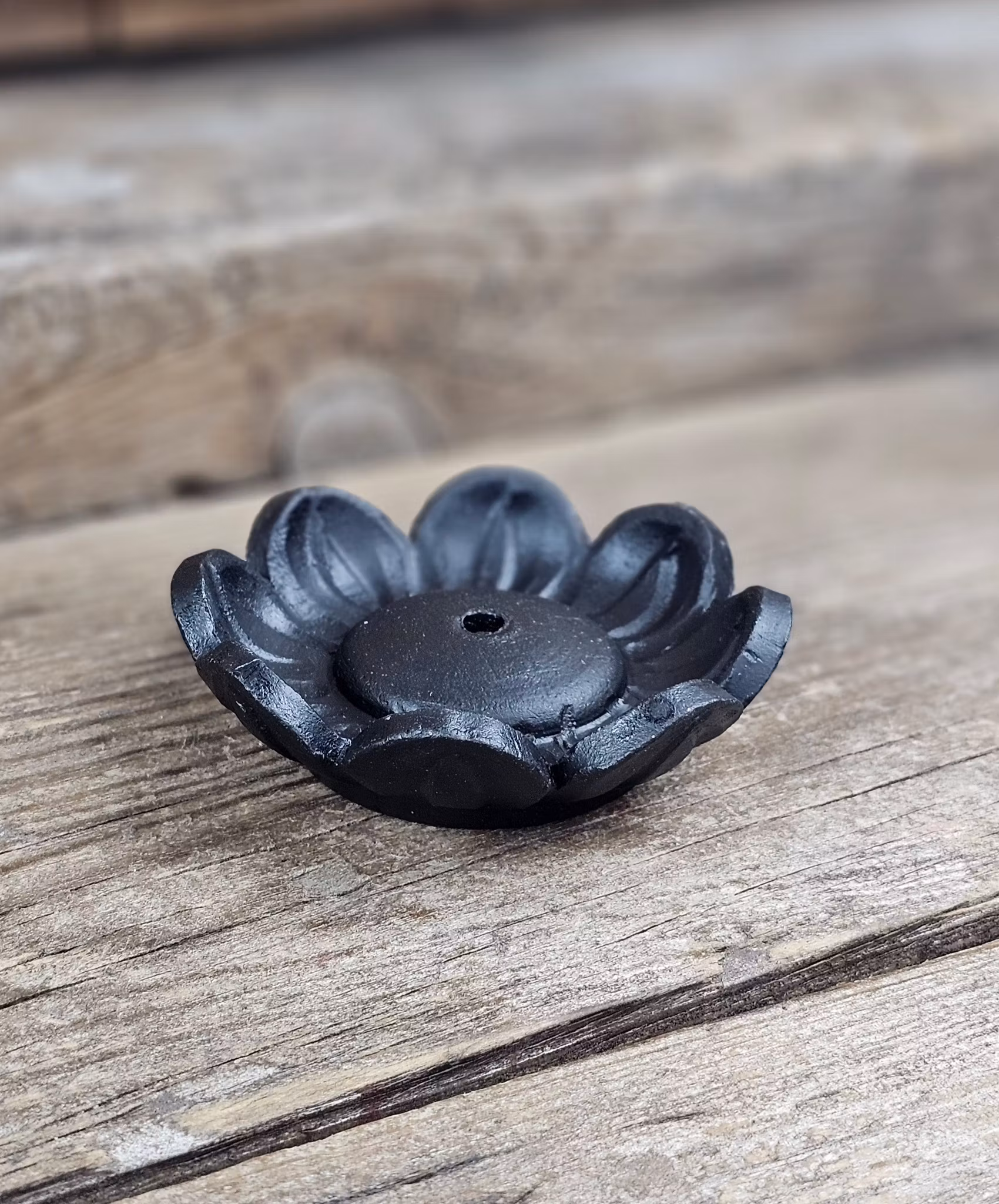 Rökelsehållare, liten svart Lotusblomma