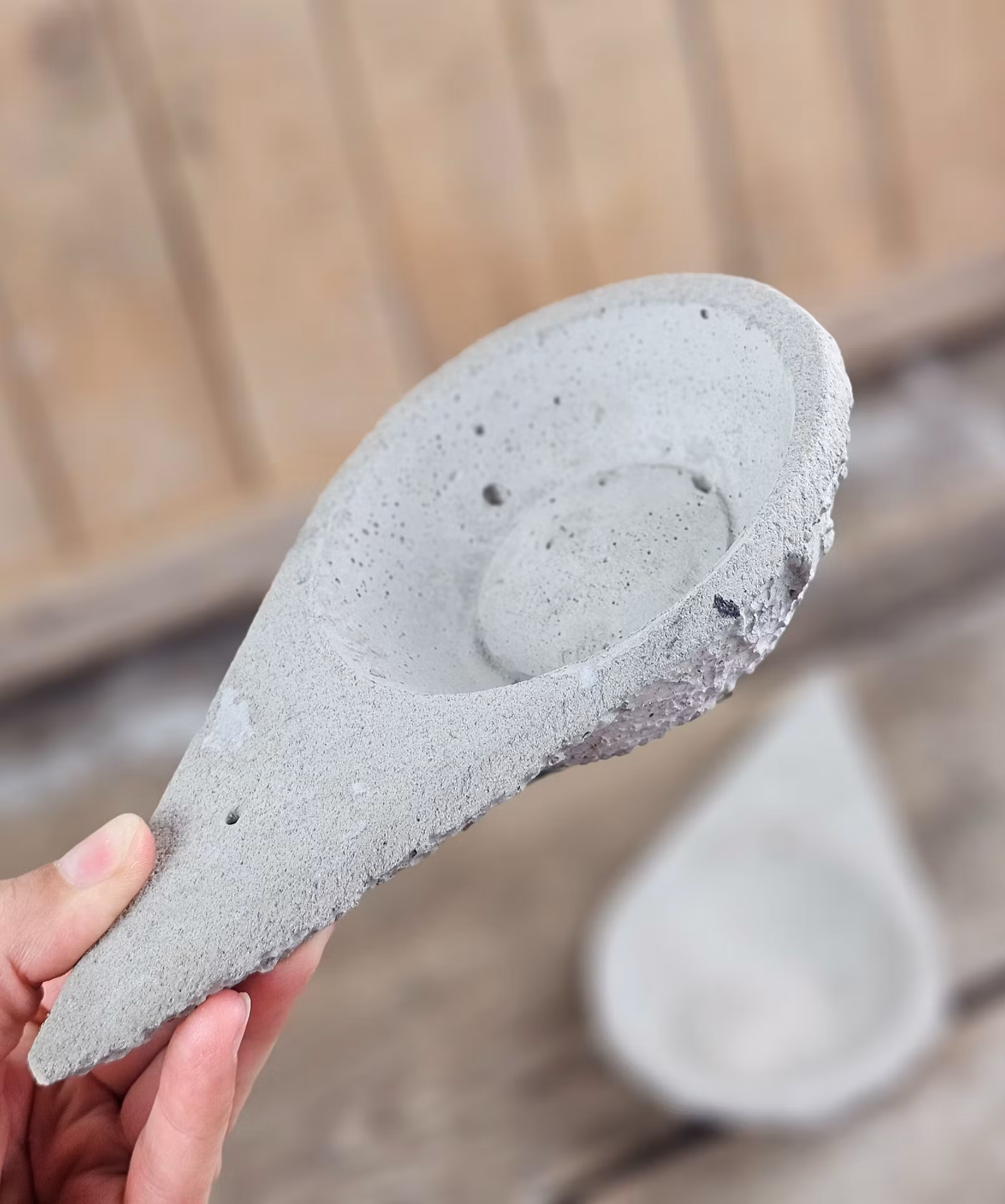 Rökelsehållare, Sahumador cemento triangular