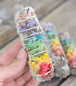 Vit Salvia med Chakra Blommor