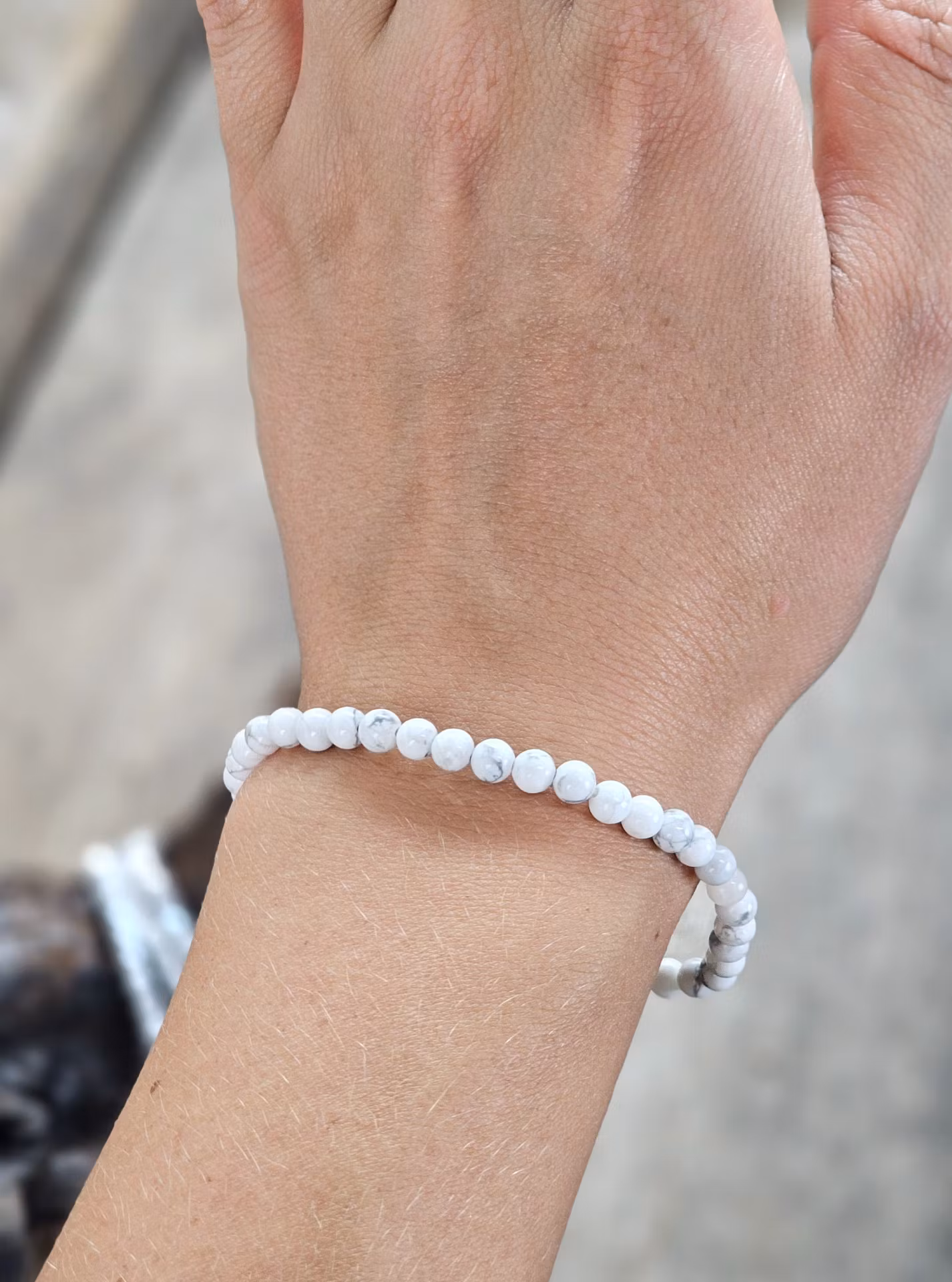 Howlit, armband 4mm runda pärlor