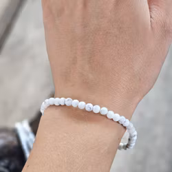 Howlit, armband 4mm runda pärlor