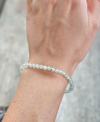Prehnit, armband 4mm runda pärlor