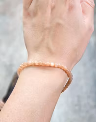 Persikomånsten, armband 4mm runda pärlor