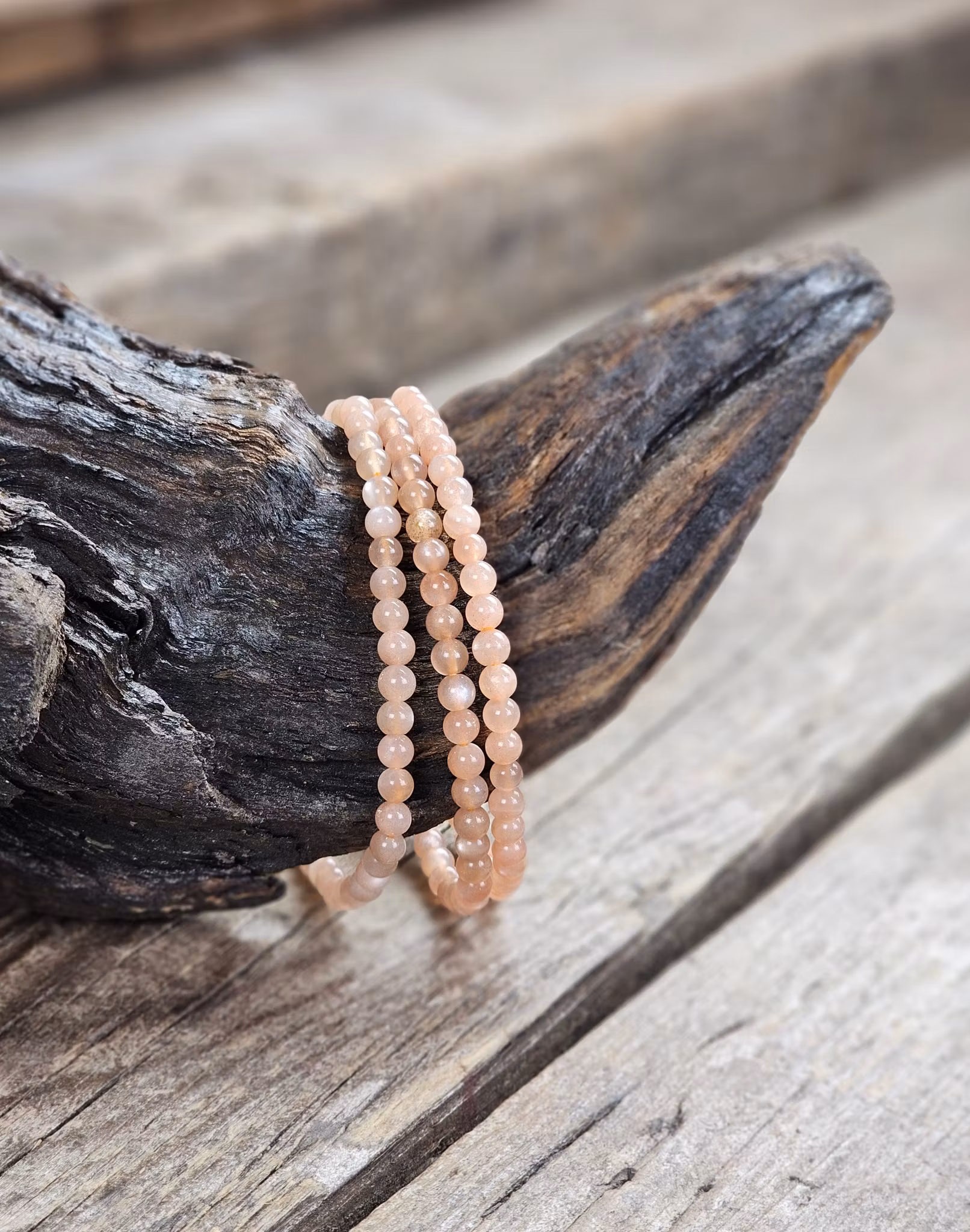 Persikomånsten, armband 4mm runda pärlor