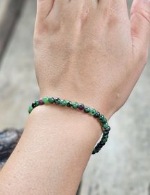 Zoisit med Rubin, armband 4mm runda pärlor