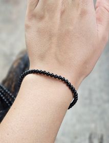 Svart Spinell, armband 4mm runda pärlor