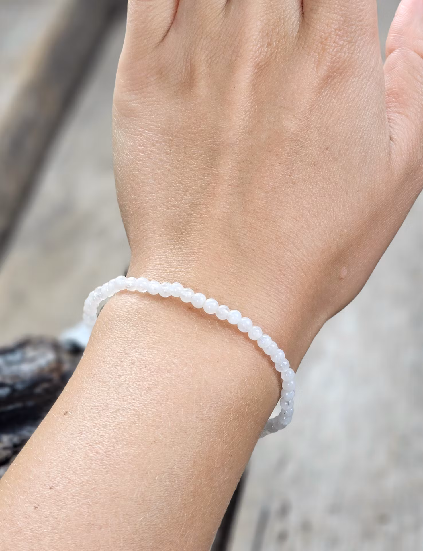 Vit Regnbågsmånsten, armband 4mm runda pärlor