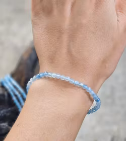 Akvamarin, armband 4mm facetterade pärlor