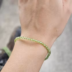 Peridot (Olivin), armband 4mm facetterade pärlor