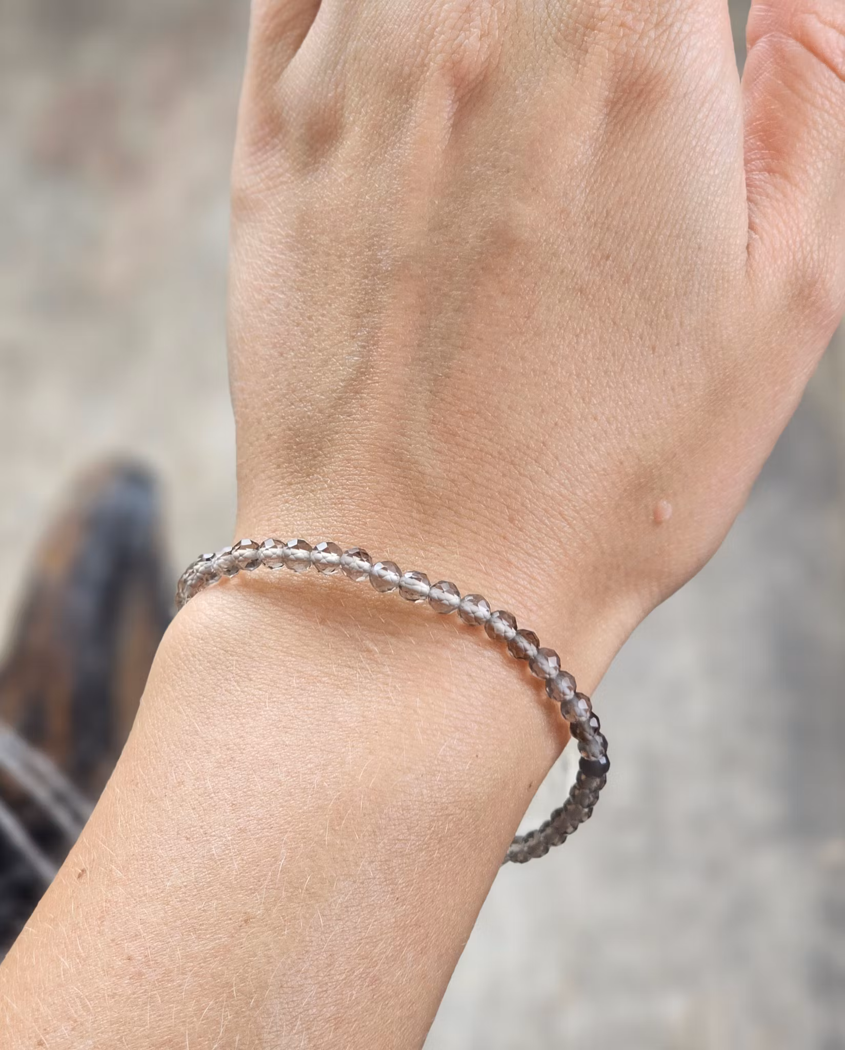 Rökkvarts, armband 4mm facetterade pärlor