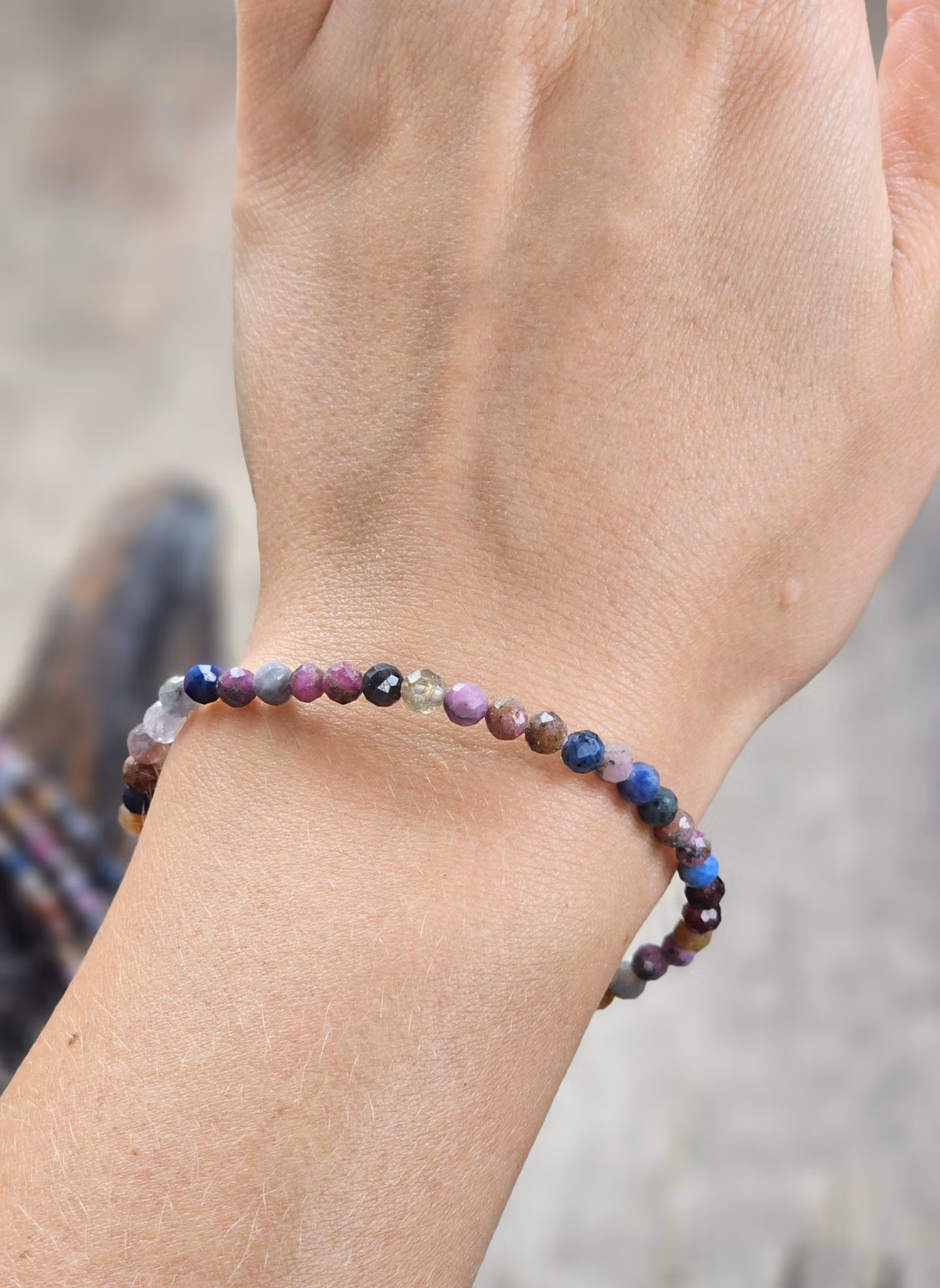 Rubin & Safir mix, armband 4mm facetterade pärlor