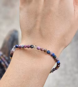 Rubin & Safir mix, armband 4mm facetterade pärlor