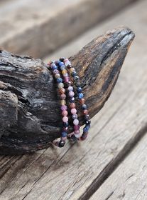 Rubin & Safir mix, armband 4mm facetterade pärlor