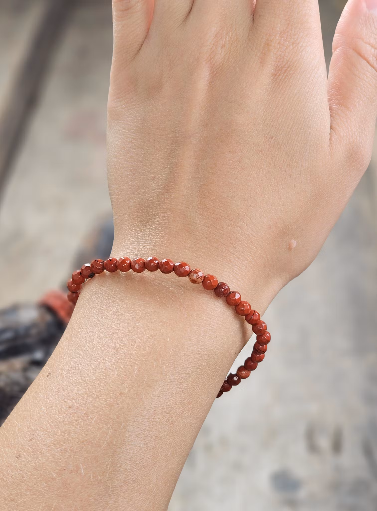 Röd Jaspis, armband 4mm facetterade pärlor