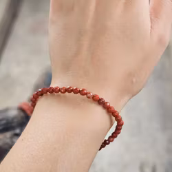 Röd Jaspis, armband 4mm facetterade pärlor