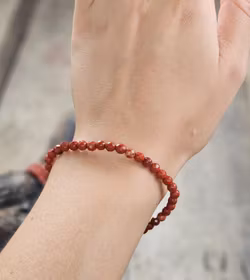 Röd Jaspis, armband 4mm facetterade pärlor