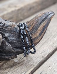 Snöflingeobsidian, armband 4mm facetterade pärlor