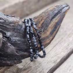 Snöflingeobsidian, armband 4mm facetterade pärlor