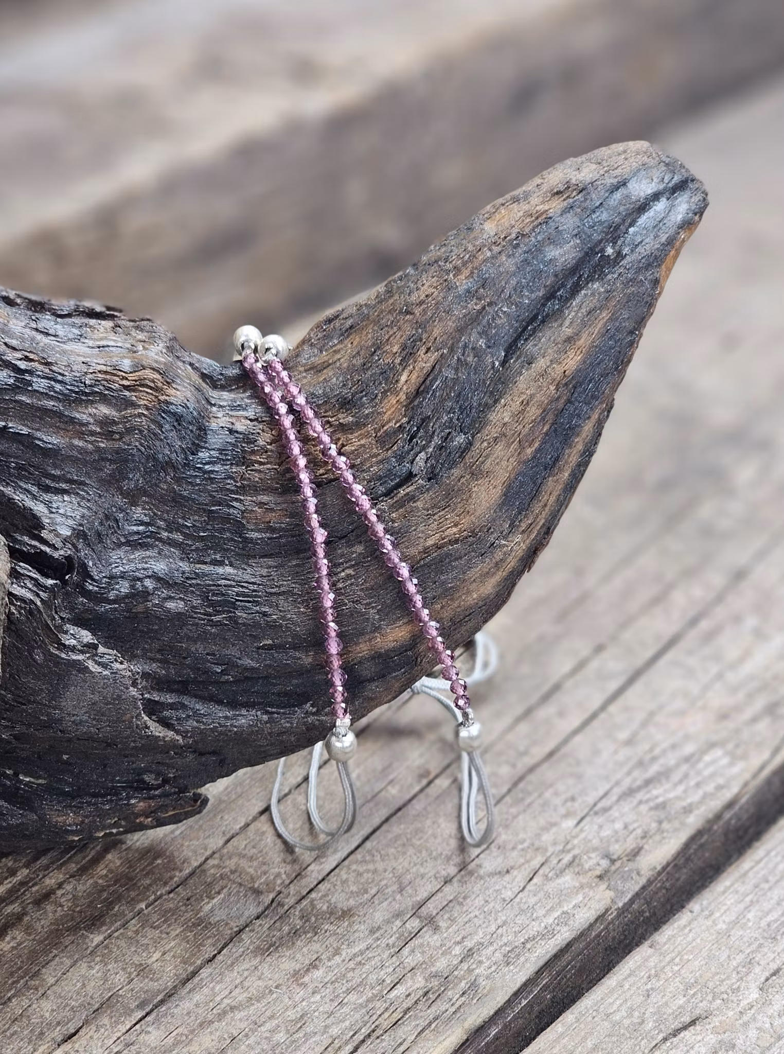 Rhodolit Granat, armband 3mm facetterade pärlor macramé