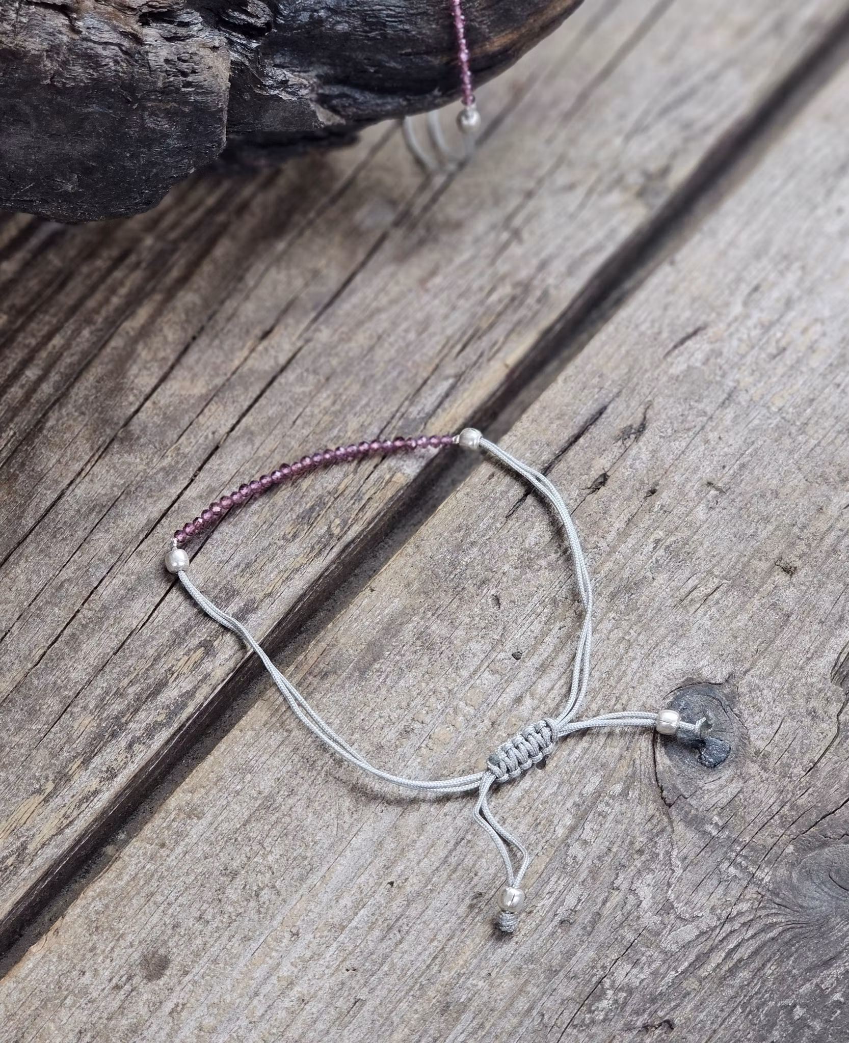 Rhodolit Granat, armband 3mm facetterade pärlor macramé