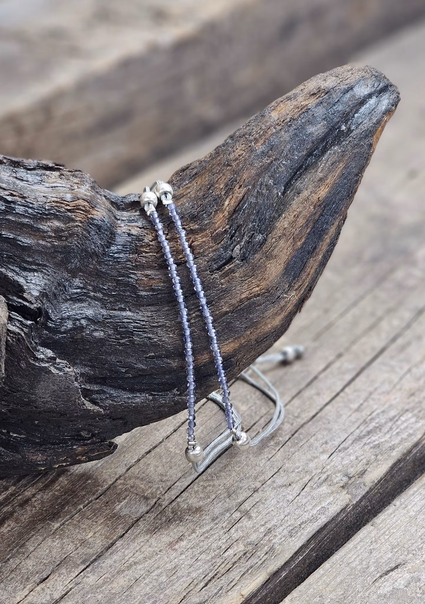 Iolit (Vattensafir), armband 3mm facetterade pärlor macramé