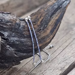 Iolit (Vattensafir), armband 3mm facetterade pärlor macramé