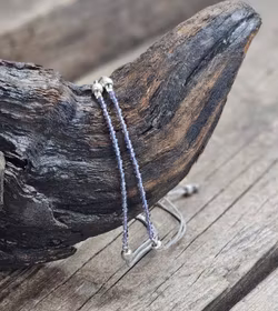 Iolit (Vattensafir), armband 3mm facetterade pärlor macramé