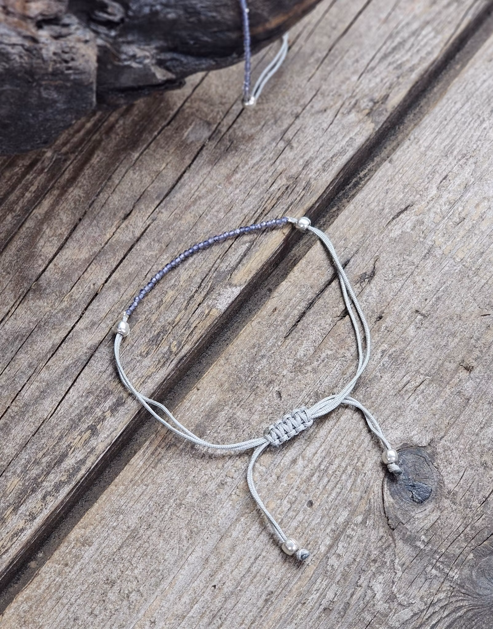 Iolit (Vattensafir), armband 3mm facetterade pärlor macramé