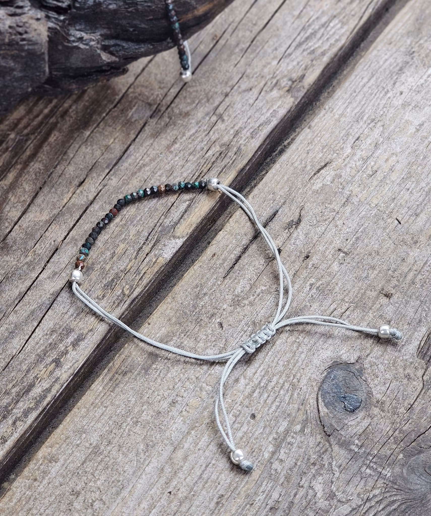Krysokolla, armband 3mm facetterade pärlor macramé