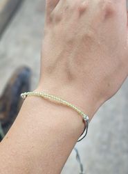 Peridot (Olivin), armband 3mm facetterade pärlor macramé