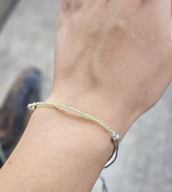 Peridot (Olivin), armband 3mm facetterade pärlor macramé