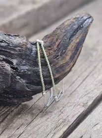 Peridot (Olivin), armband 3mm facetterade pärlor macramé
