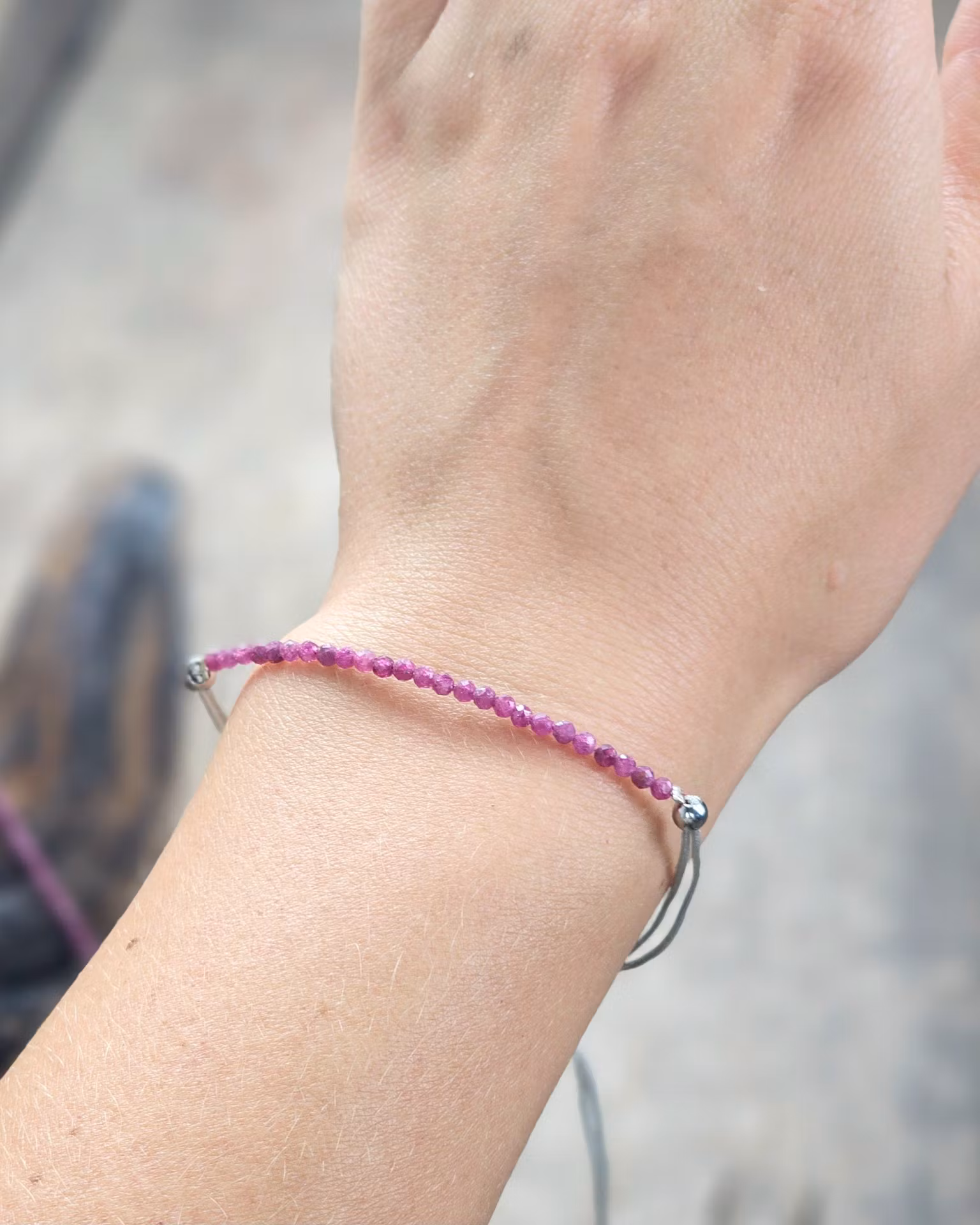 Rubin, armband 3mm facetterade pärlor macramé
