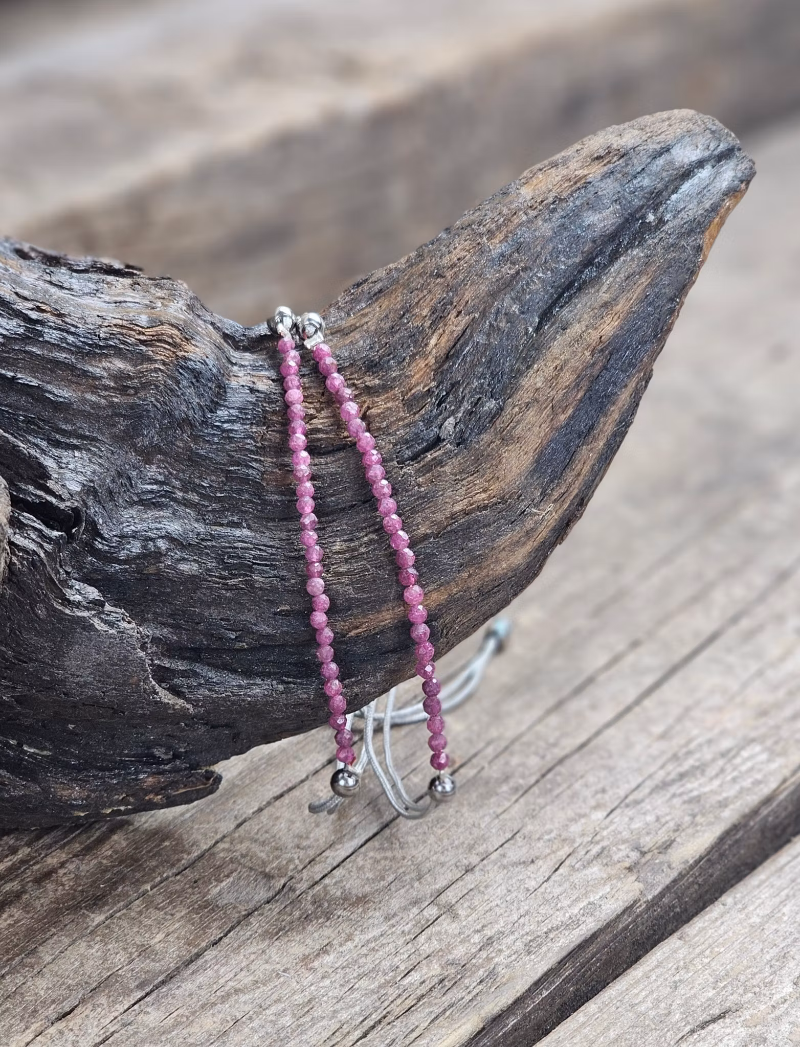 Rubin 3 mm facettarmband macram&eacute; som juli m&aring;nadssten g&aring;va