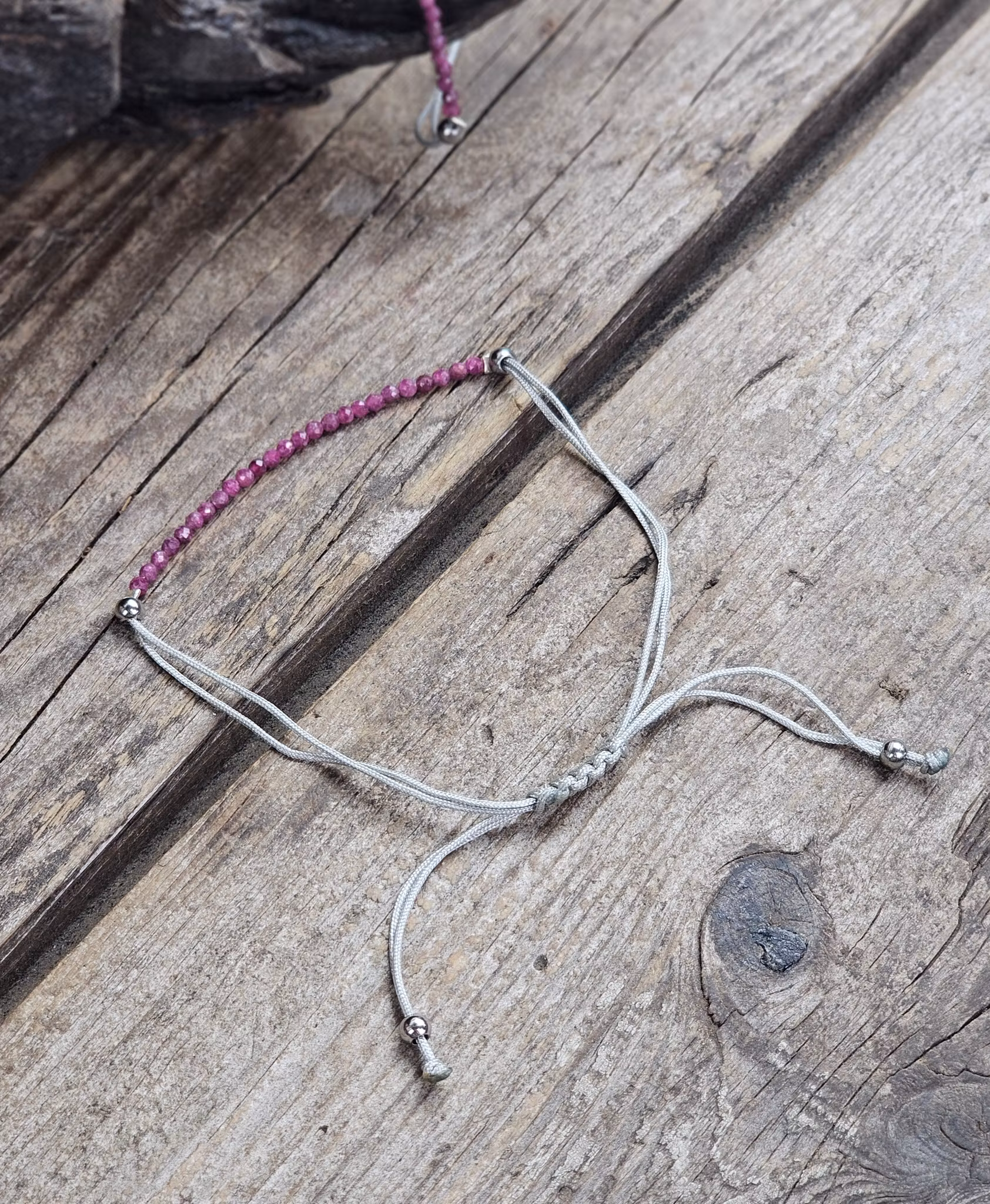 Rubin, armband 3mm facetterade pärlor macramé