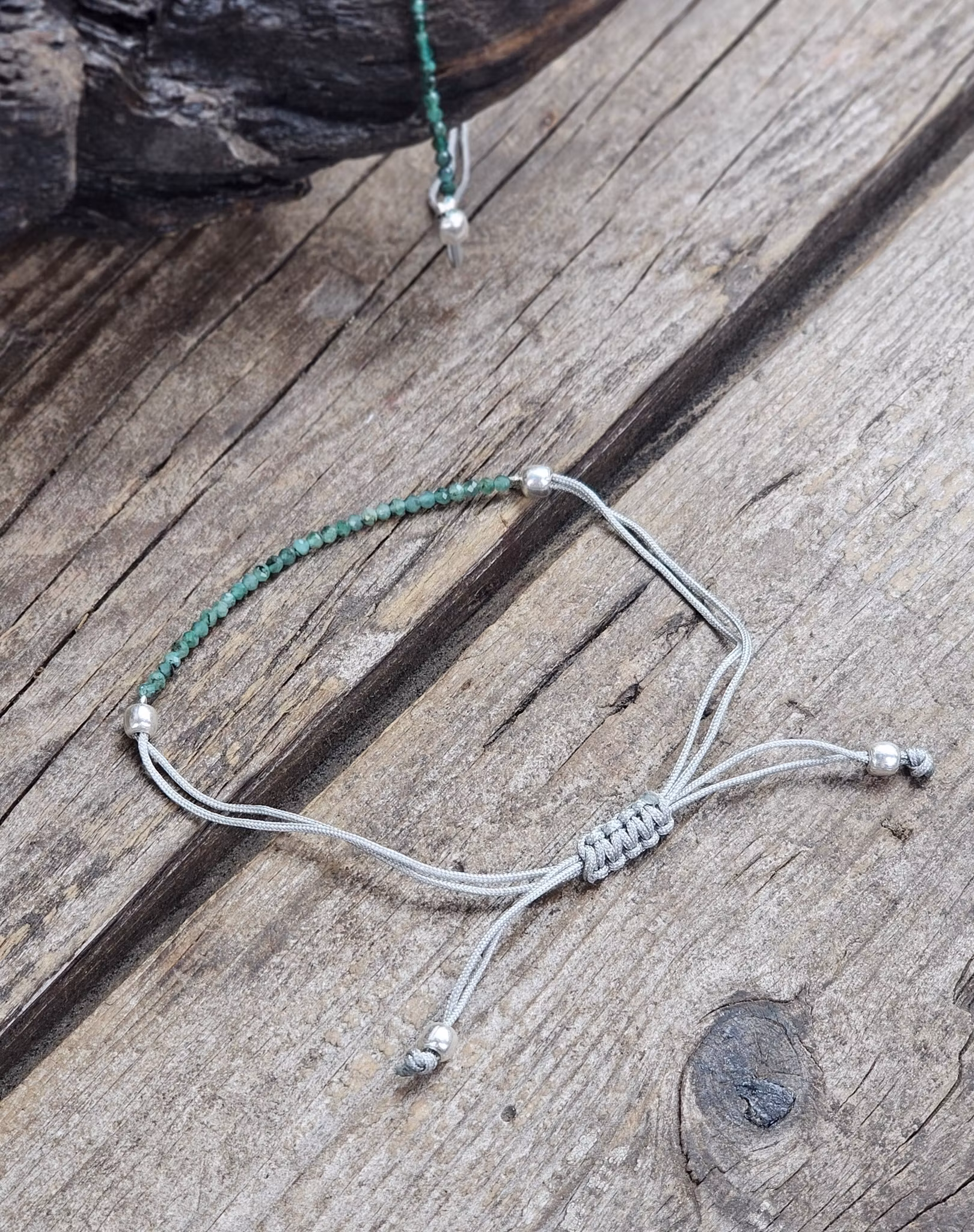 Smaragd, armband 3mm facetterade pärlor macramé
