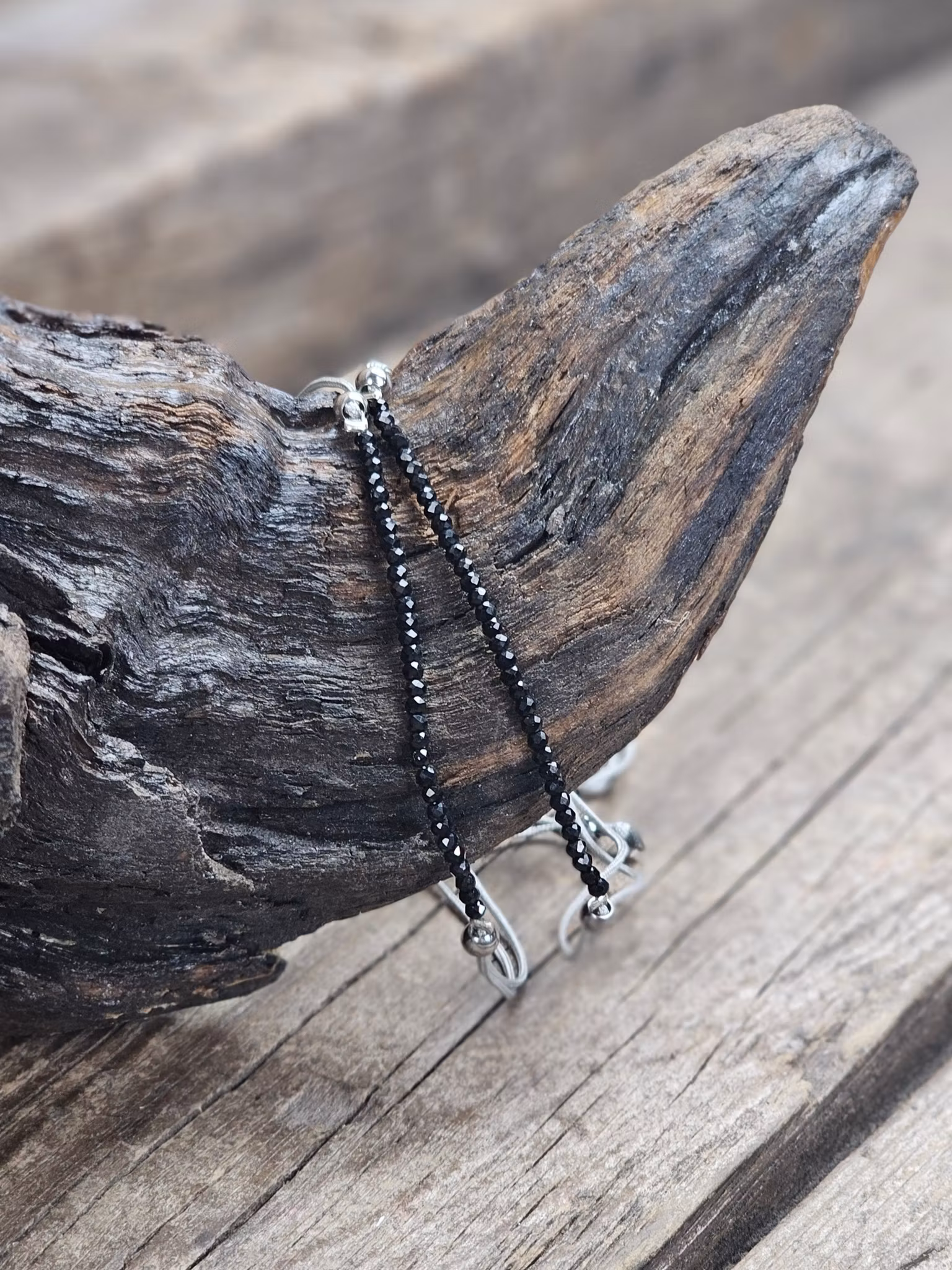 Svart Turmalin, armband 3mm facetterade pärlor macramé