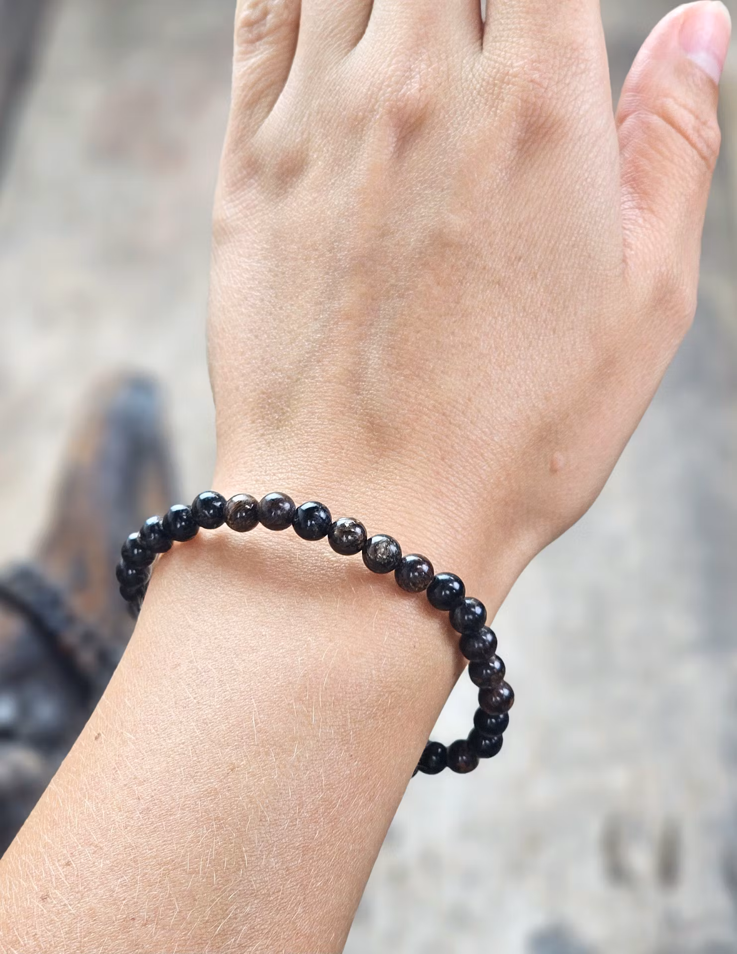 Biotit (Mica), armband 6mm runda pärlor