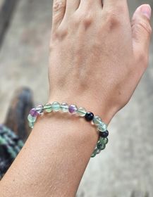 Regnbågsfluorit, armband 6mm runda pärlor