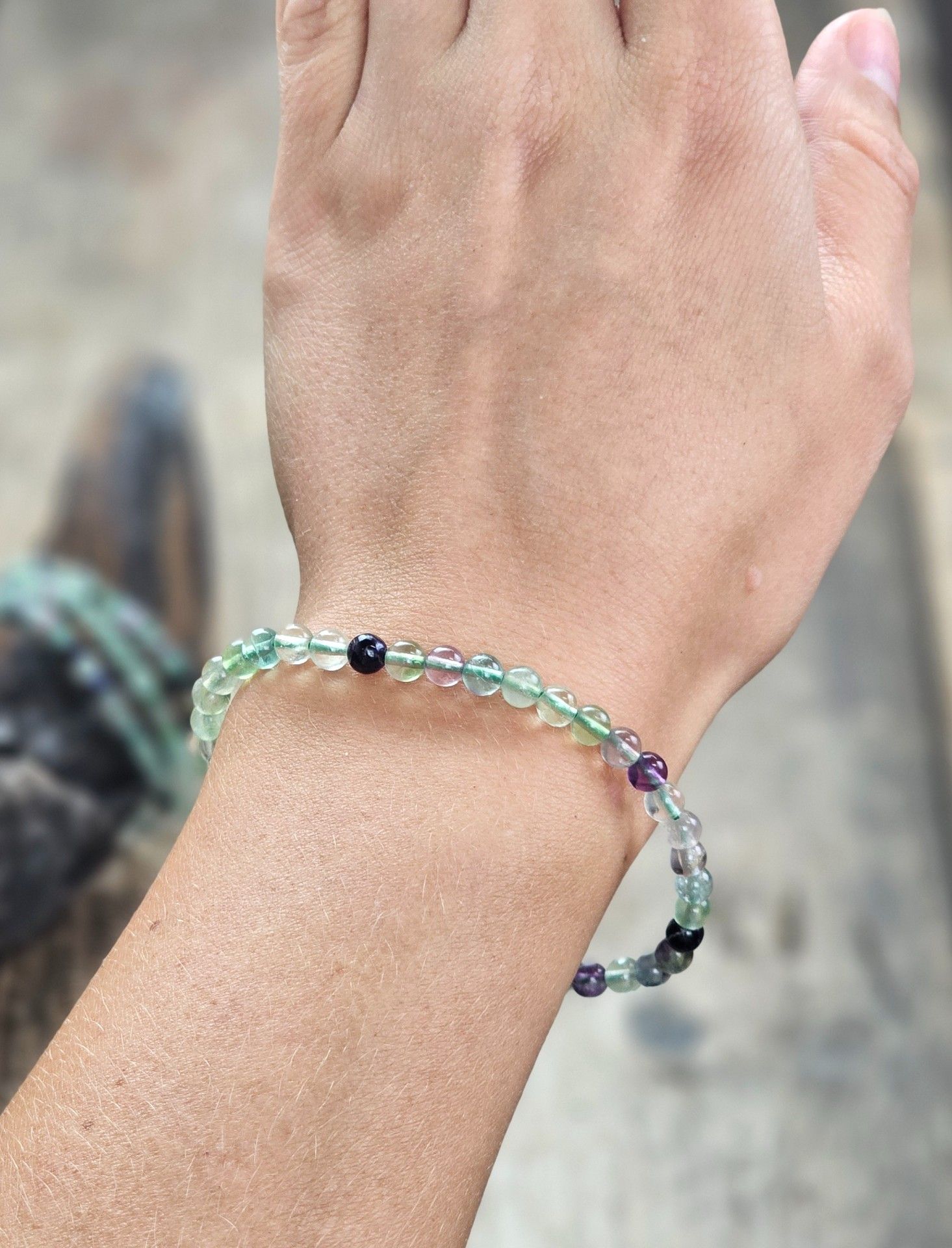 Regnbågsfluorit, armband 4mm runda pärlor