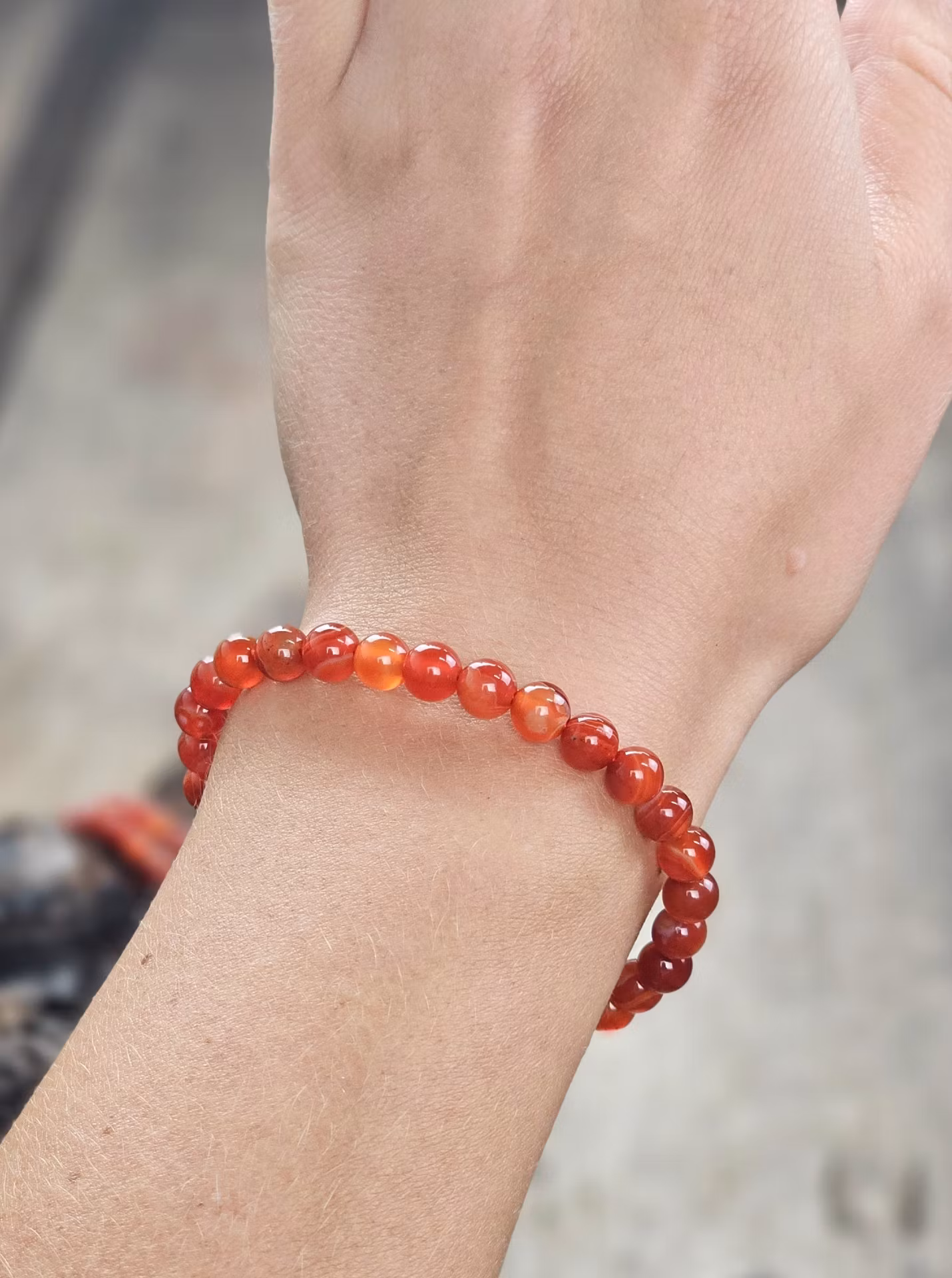 Röd/Bandad Karneol Armband 6 mm – Runda Pärlor