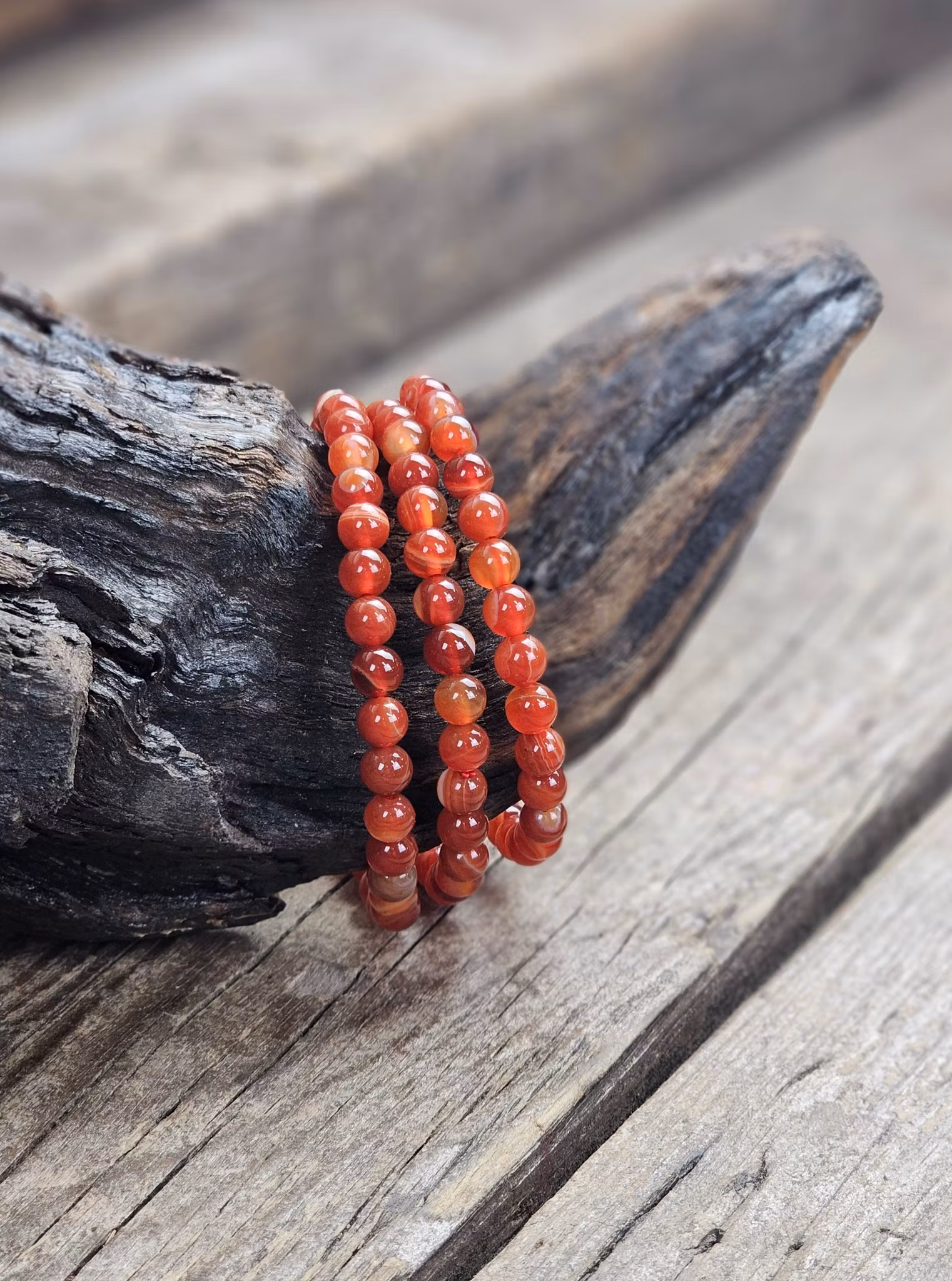 Röd/Bandad Karneol Armband 6 mm – Runda Pärlor